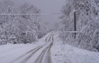 Na području Gračaca više sela i naselja bez struje više od 24 sata! Dežurne službe na terenu