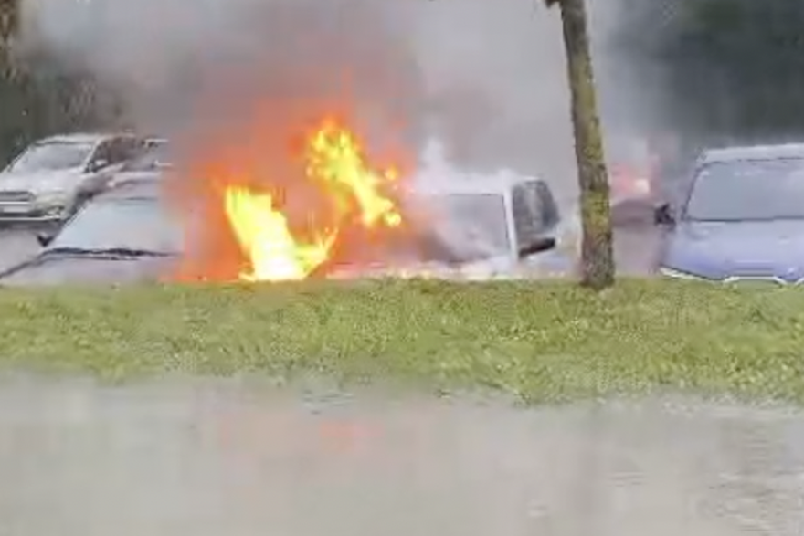 Zapalio se automobil