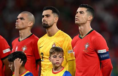 Cristiano je opet posebno voće: Evo zašto stoji drugačije od svih suigrača za vrijeme himne...