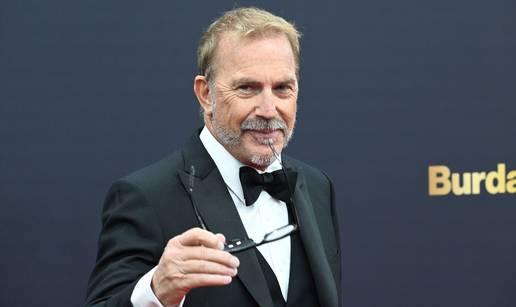 Mlađe je slađe? Kevin Costner u noćnom klubu uživao u društvu misteriozne i atraktivne brinete