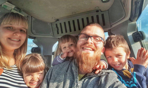 Dao otkaz i odselio na selo! Sad uzgaja višnje i lijesku i čeka 5. dijete: 'Ne želim biti kao drugi'