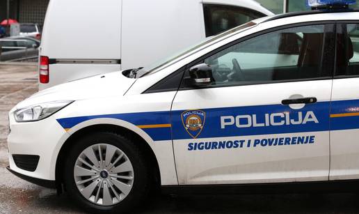 Policajac van službe skrivio nesreću, skinuo tablice i bježao