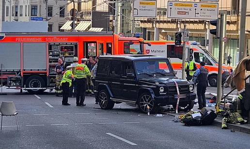 FOTO Drama u Stuttgartu: Zabio se među ljude Mercedesom, nekoliko ih je teško ozlijeđeno
