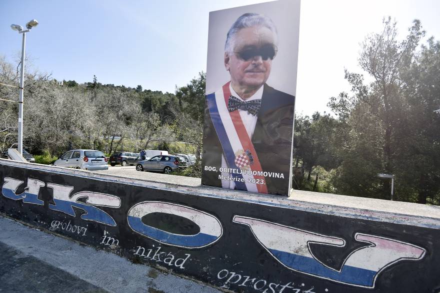 Išarana slika prvog predsjednik Franje Tuđmana još uvijek nije očišćena ni zamijenjena