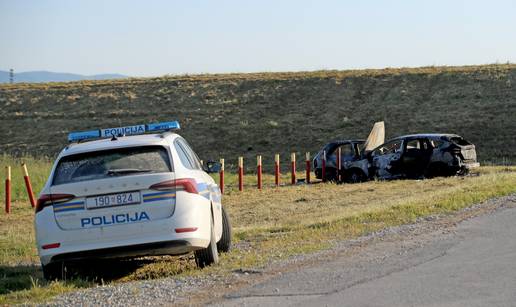 Banda s nasipa opet napala: Pratili su par u autu, oba vozila su udarila u stupiće i zapalila se