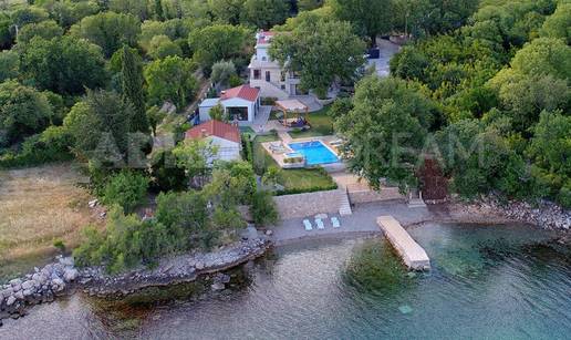 FOTO Privatna plaža i infinity bazen: Moderna vila blizu Zadra prodaje se za 3 milijuna eura