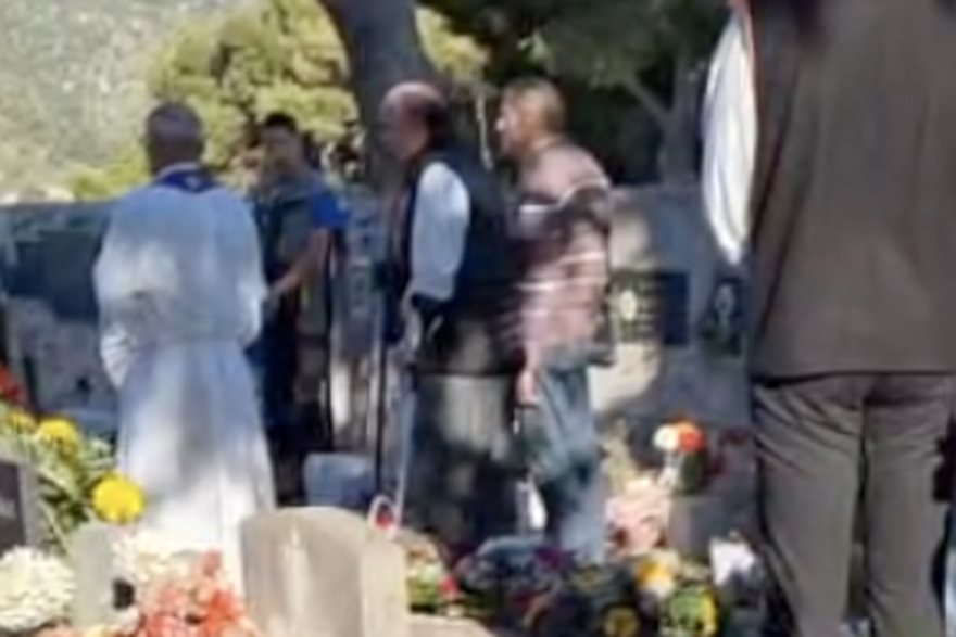 Klapa na sprovodu zapjevala najveći Vucin hit