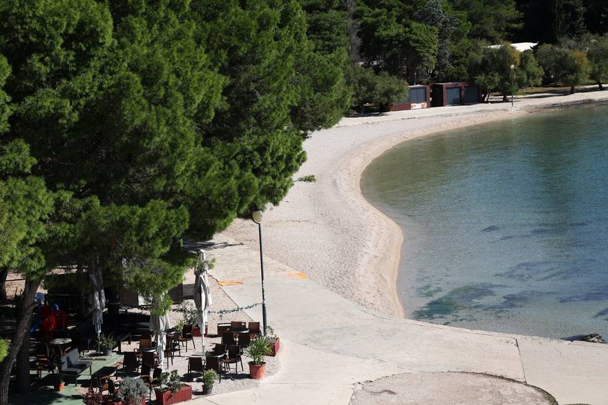 Puste i prazne plaže ispred hotela Imperial i Hotel Olympia Sky