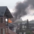 VIDEO Grom je zapalio kuću u Karlovcu, jedan je vatrogasac teško ozlijeđen u eksploziji